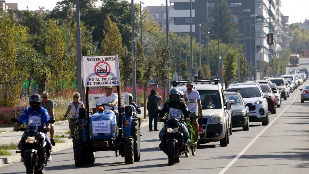 Una cinquantena de vehicles fan una marxa lenta a Lleida contra el projecte del polígon de Torreblanca-Quatre Pilans