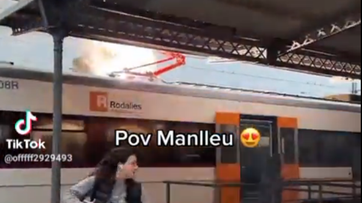 VÍDEO: Els passatgers fugen d'un incendi en un tren de rodalies a l'estació de Manlleu