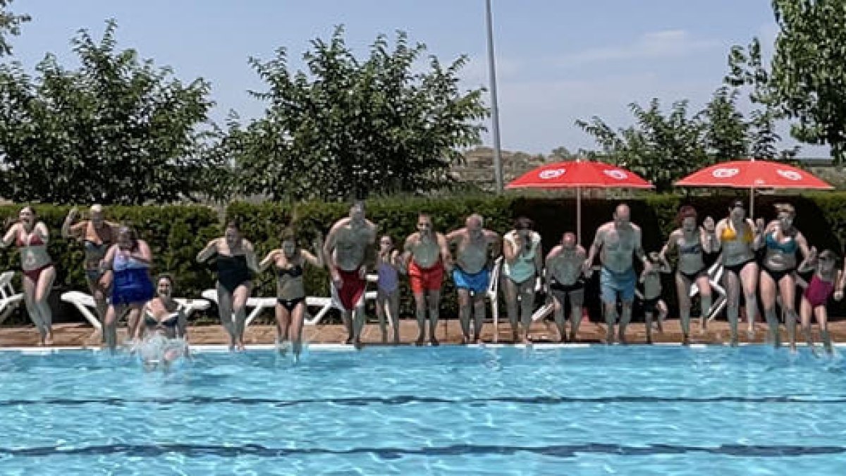 Banyistes a les piscines de Claravalls que van fer el tradicional salt per afegir-se a la iniciativa per lluitar contra l’esclerosi múltiple.