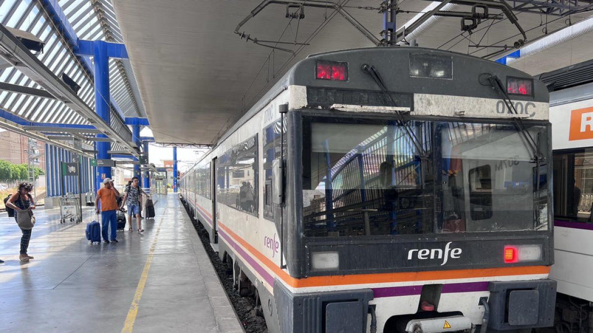 Un tren de la sèrie 470 a punt de sortir ahir cap a Barcelona des de l’estació de Lleida ciutat.