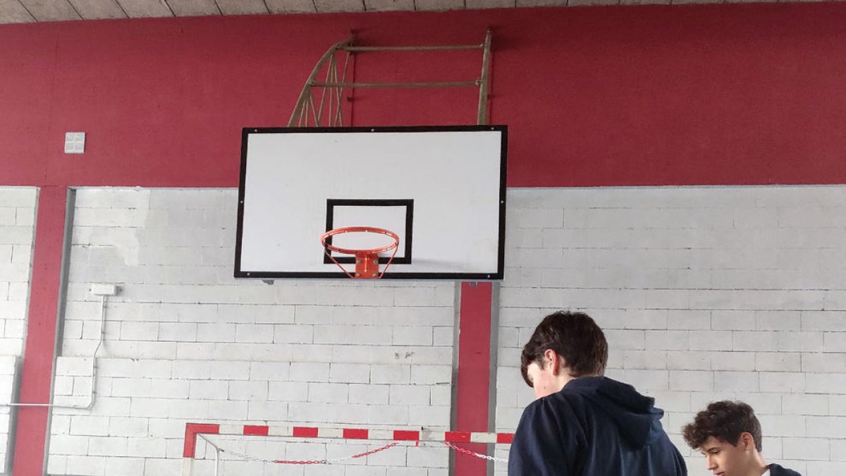 Una veintena de usuarios practicaron deportes como básquet, fútbol, petcanca y tenis mesa.