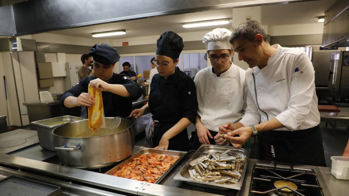 Alumnos de la Escola d’Hoteleria de Lleida prepararon ayer los menús que se servirán este domingo.