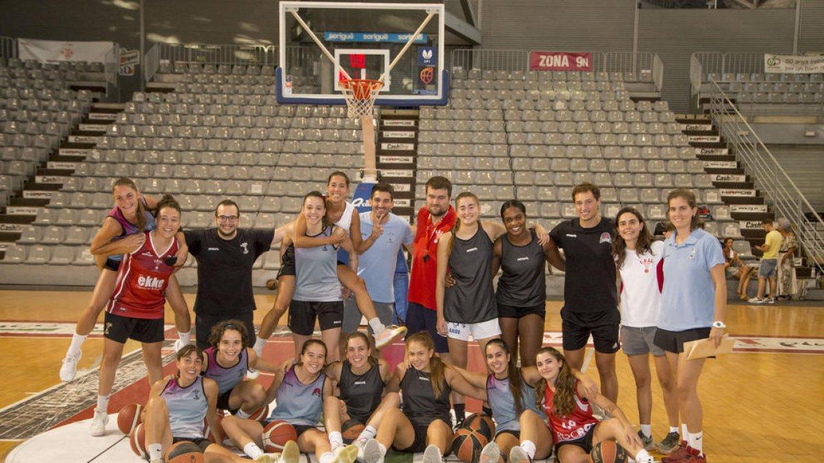 La plantilla de l’equip lleidatà, amb el cos tècnic, ahir durant el primer entrenament.