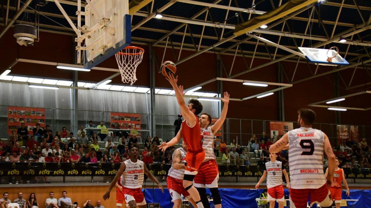 Arnau Garrabé, uno de los destacados del Alpicat, lanza a canasta ante Raúl Díaz ‘Rojo’.