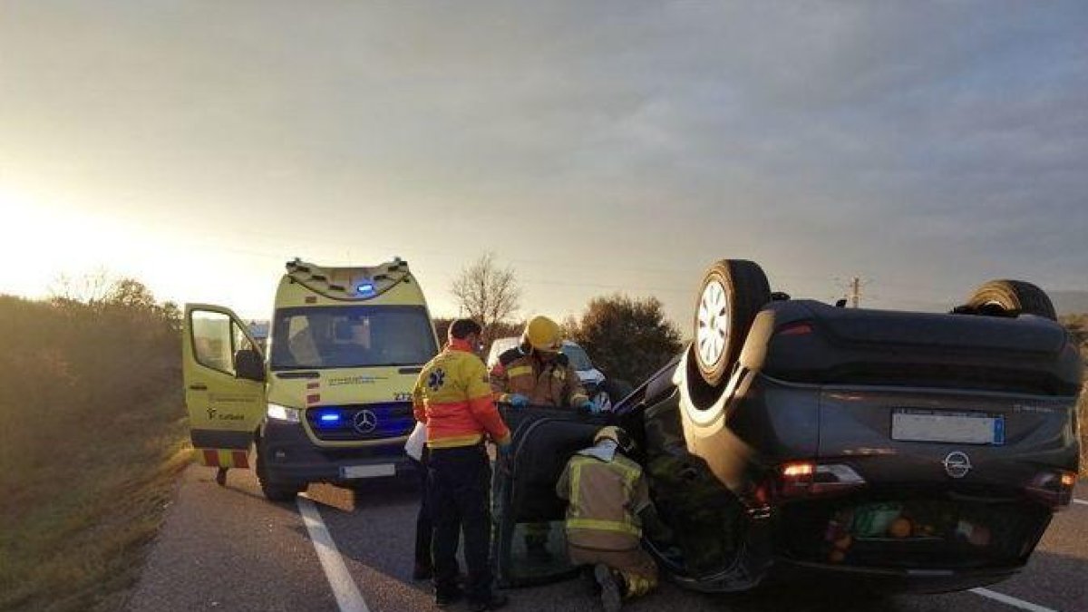 Dos ferits en bolcar un cotxe a la C-26 a Camarasa