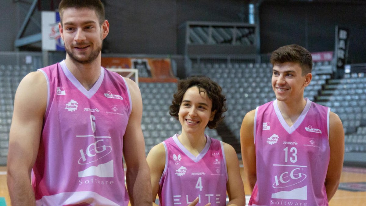 Cuéllar, Abril Rexach i Lobo, amb les noves samarretes.