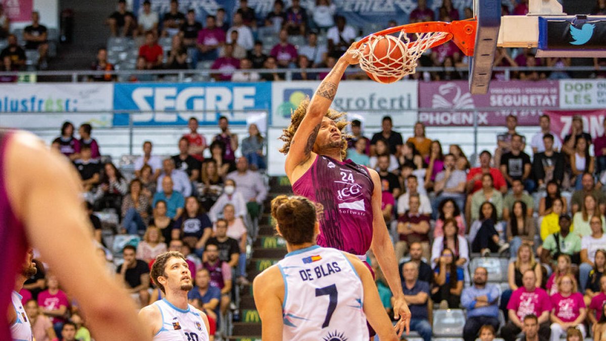 Michael Carrera, a la imatge esmaixant al cèrcol del Melilla a la primera part, va tornar a ser un malson per als seus rivals.