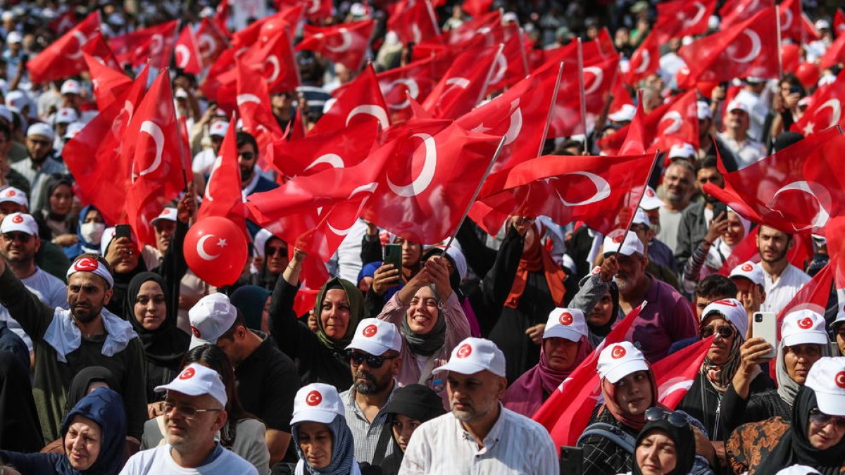 Milers de persones es manifesten a Istanbul contra l'obertura als LGTB+