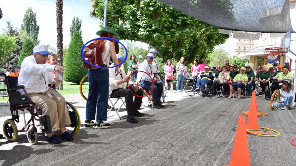 Diversos participants en la competició de diana amb anelles.