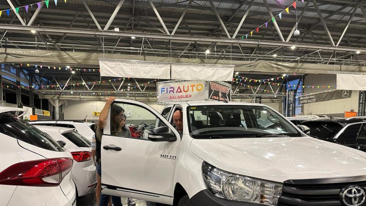 Un visitante a la Fira del vehículo de ocasión de Balaguer prueba uno de los vehículos espuestos.