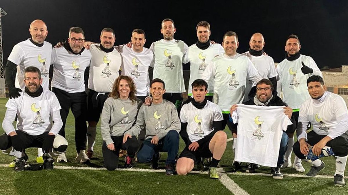 L’equip Leyendas Team i els pares de la Leire posen amb les samarretes solidàries per recaptar fons.