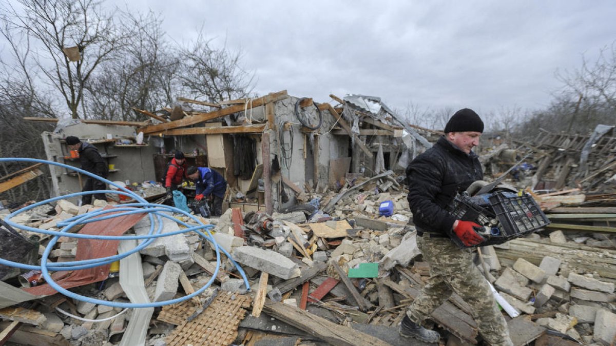 Veïns rescaten béns personals de les restes dels habitatges després del massiu atac.