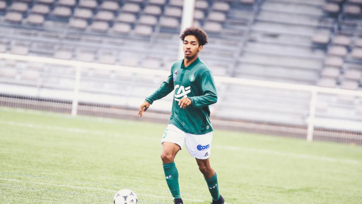 El nou jugador del Lleida, Stevens Leleux, amb el Saint-Étienne.