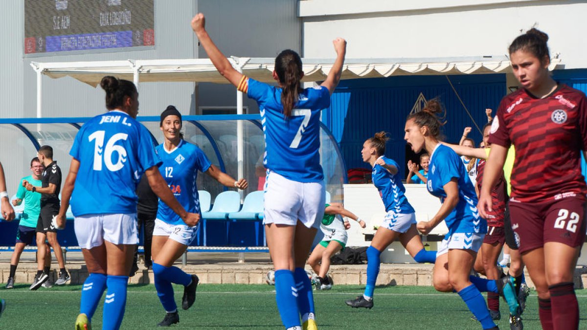 Les jugadores de l’AEM, celebrant l’1-2, que donava esperances a l’equip en el minut 69.