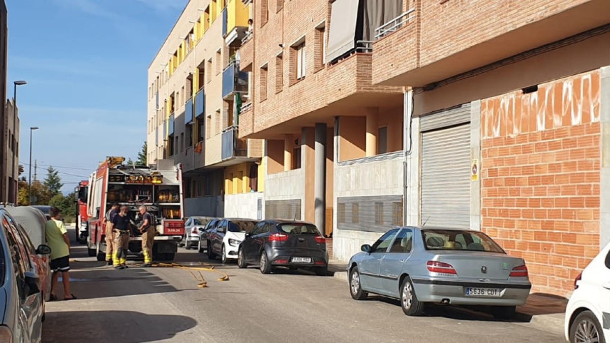 Bomberos en un fuego en la calle Montsec de Mollerussa.