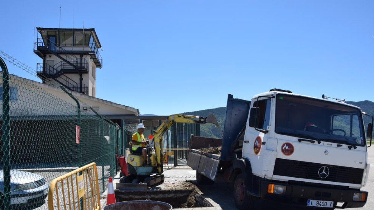 Aeroports ha començat aquests dies els primers treballs per il·luminar la instal·lació de la Seu.