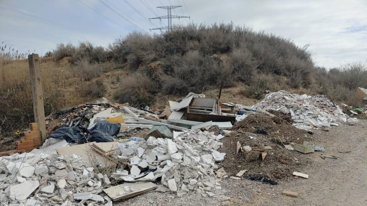 Nous abocaments d'escombraries il·legals entre Magraners i la Bordeta