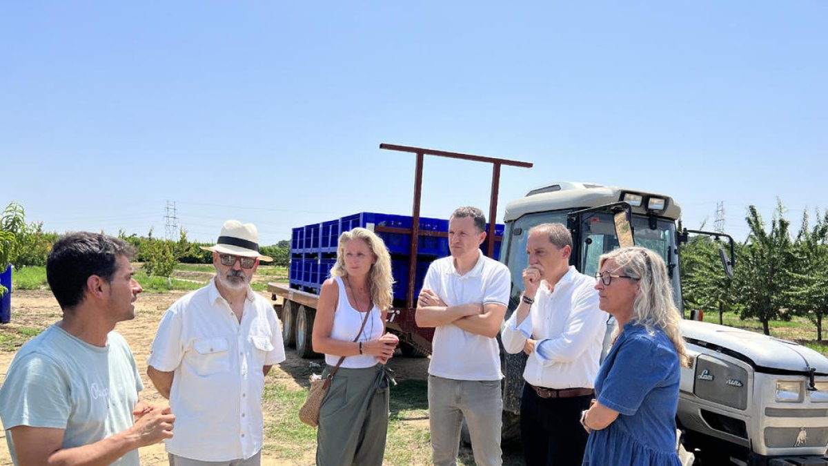 Mínguez (tercera por la izquierda) visitó ayer Aitona.