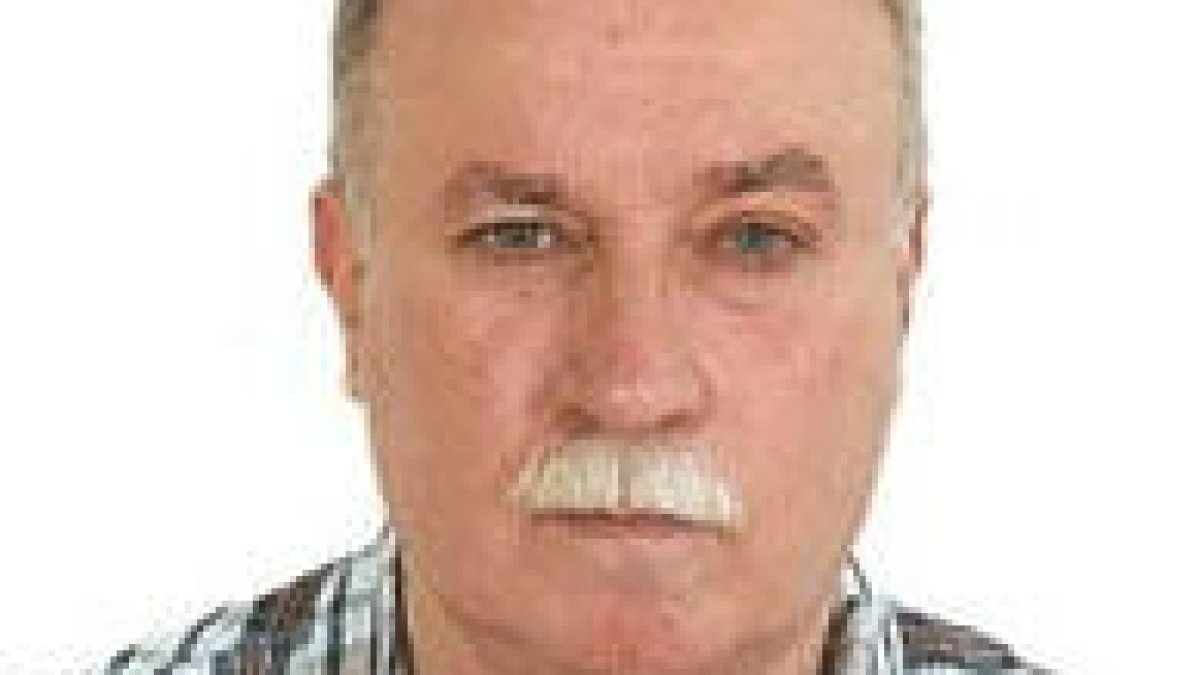 Juani Marcos, defendido por Javi López y Edwards.