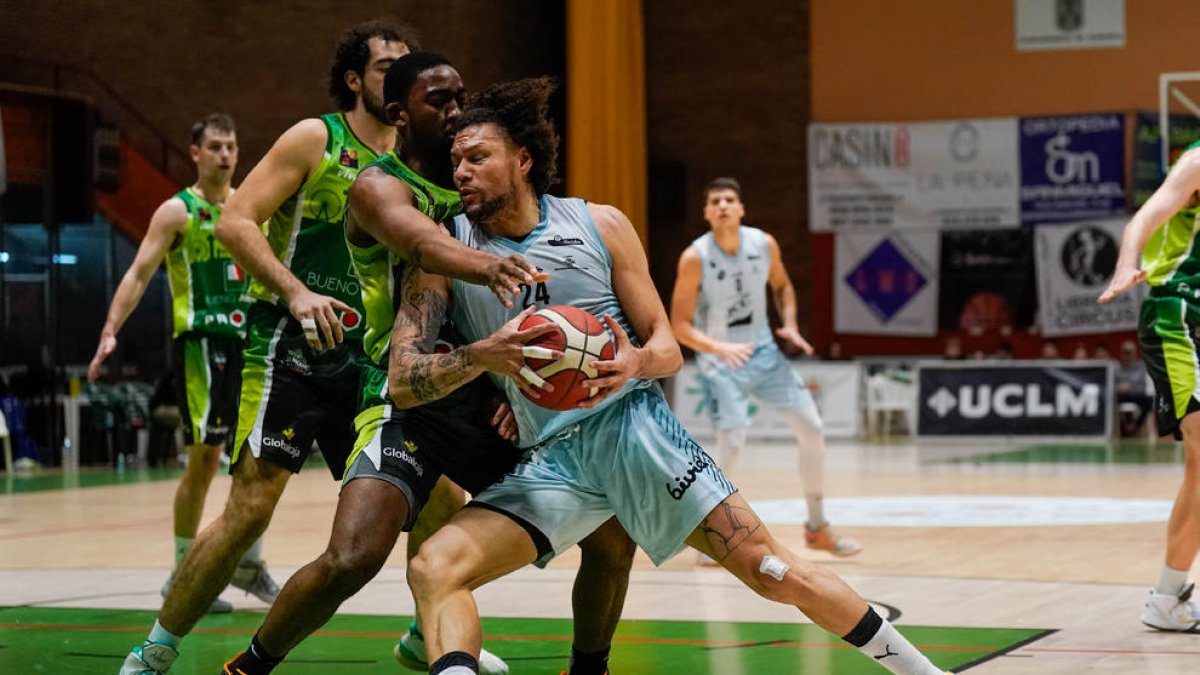 Michael Carrera, que fue de menos a más, intenta ganar la posición en la zona ante la defensa de dos jugadores.