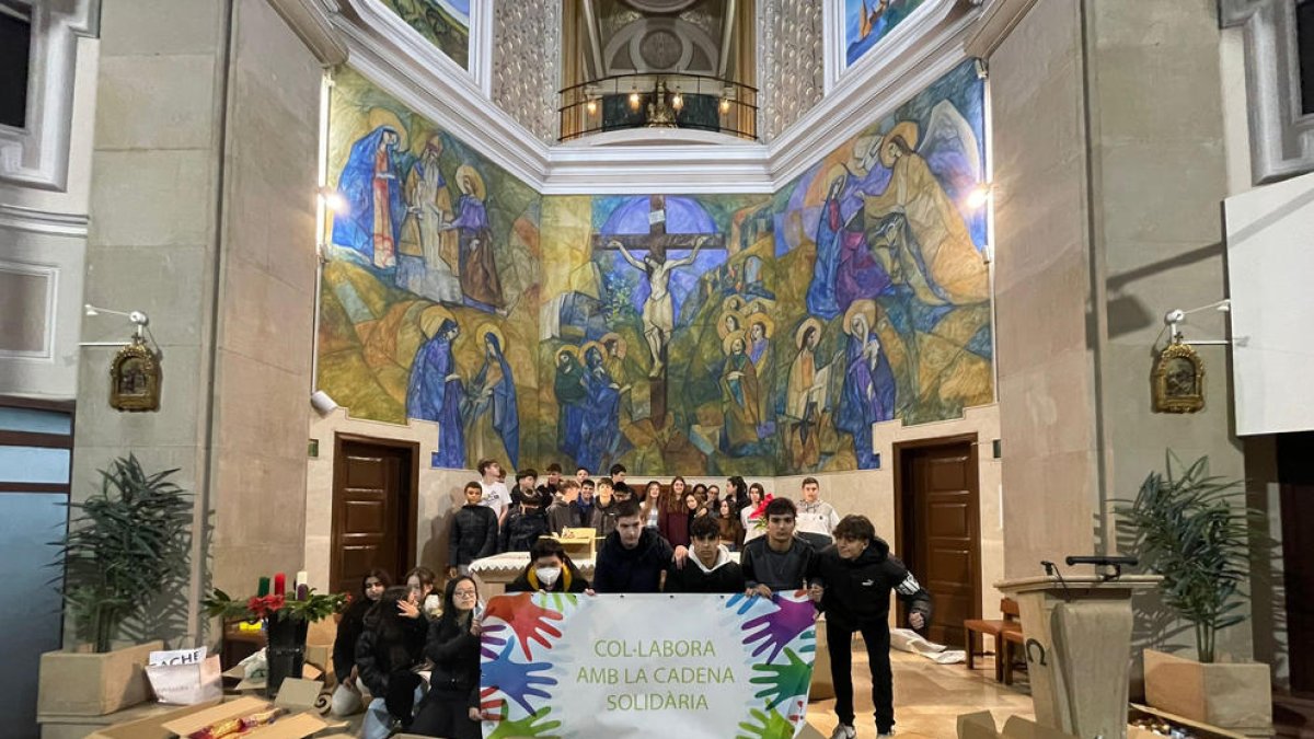 Algunos de los alumnos participantes en la donación de alimentos, ayer en la parroquia del Carme.