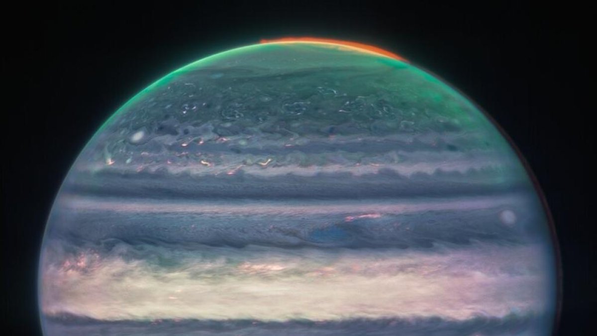 Imatge composta de Webb NIRCam de Júpiter a partir de tres filtres: F360M (roig), F212N (groc-verd) i F150W2 (cian), i alineació a causa de la rotació del planeta.