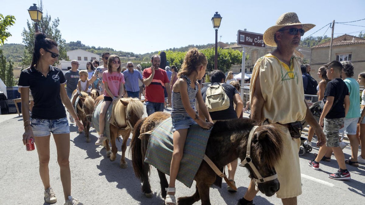 Un passeig en poni durant la celebració del Mercat Medieval de Guimerà.