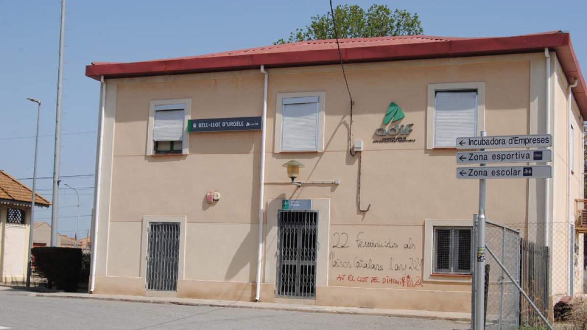 La estación de Bell-lloc está cerrada y sin máquina expendedora de billetes.