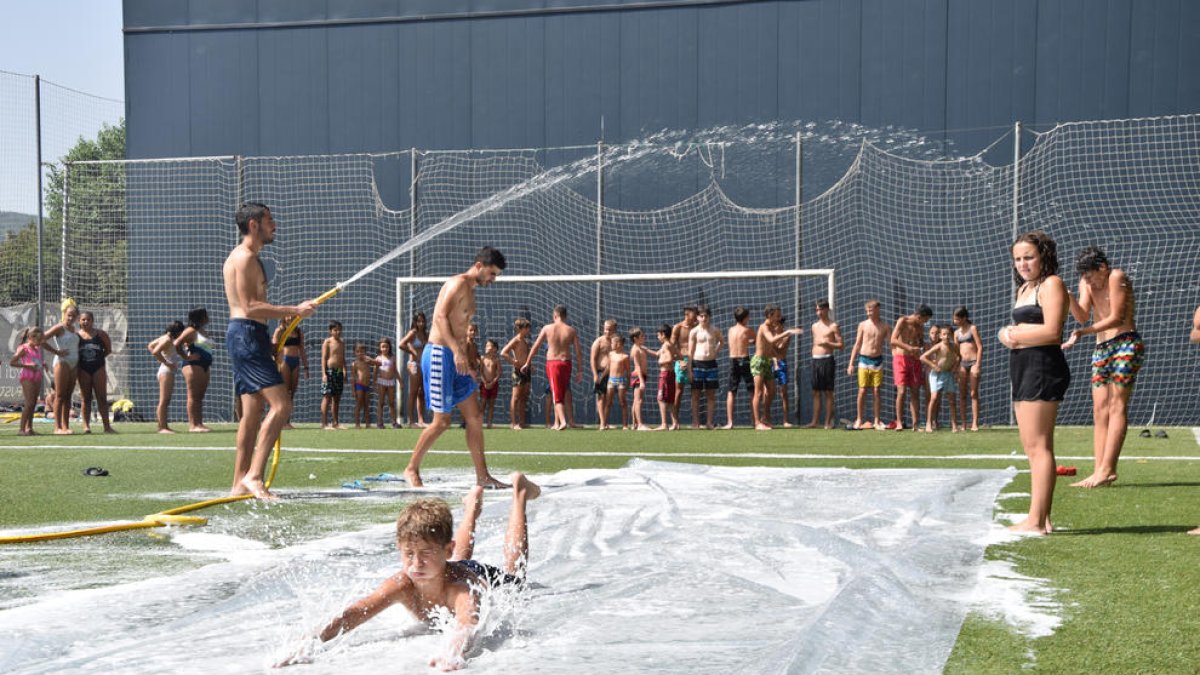 Imatge d'una activitat d'aigua, d'un campus a la Seu d'Urgell.