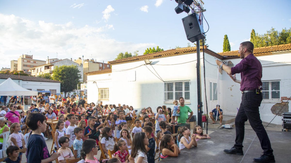Los más pequeños disfrutaron ayer del espectáculo de magia de Magic Crisel en Alcarràs.