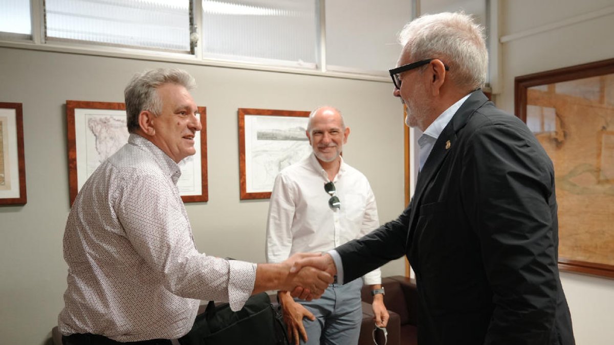 Saltó i Larrosa saludant-se ahir abans de la reunió.