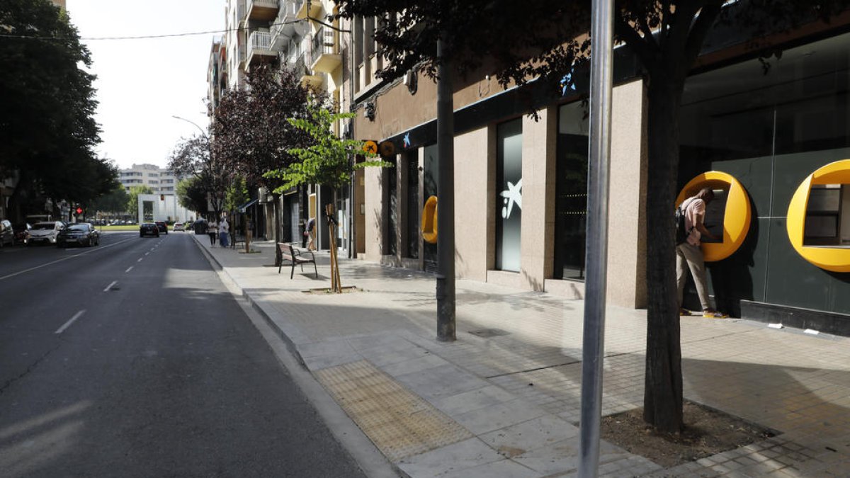 El nou pas de vianants és a l’encreuament de Príncep de Viana amb el carrer Paer Casanovas.