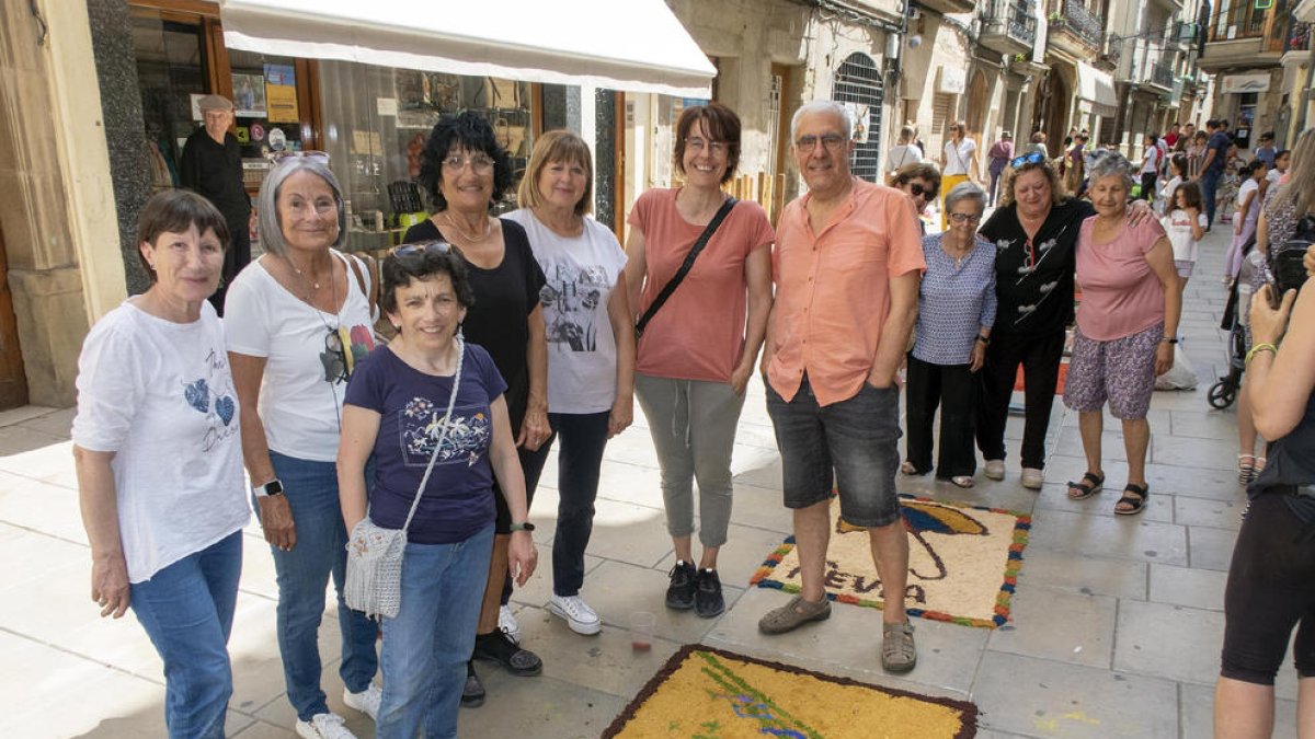 Les catifes de la coral Doll de Veus i de l’associació de dones Nèvia, ahir a Guissona.