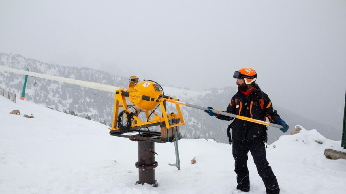 El cap de pisters d'Espot carregant el canó de tir pneumàtic amb què l'estació provoca allaus quan hi ha molta neu