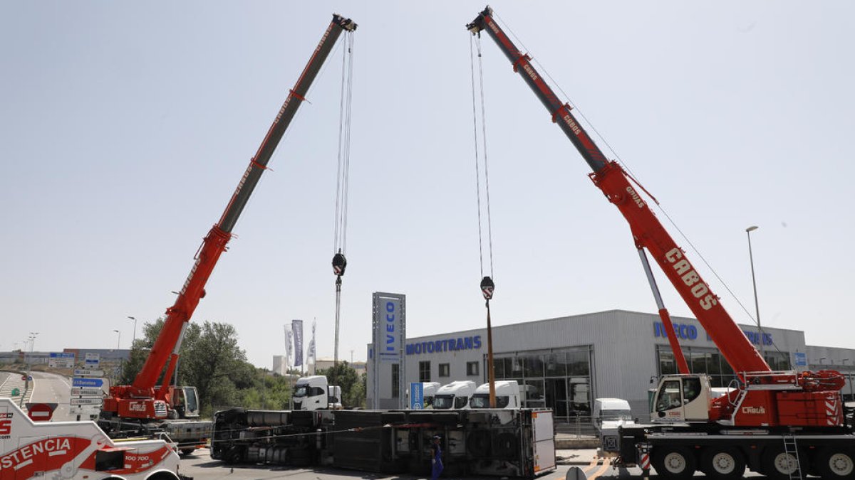 Aparatosa bolcada d'un camió en una rotonda
