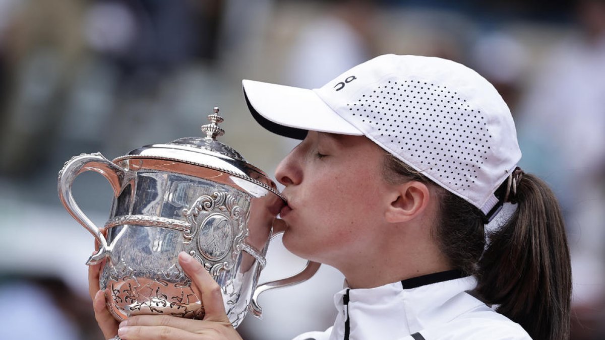 Iga Swiatek besa el trofeo de campeona del cuadro femenino.