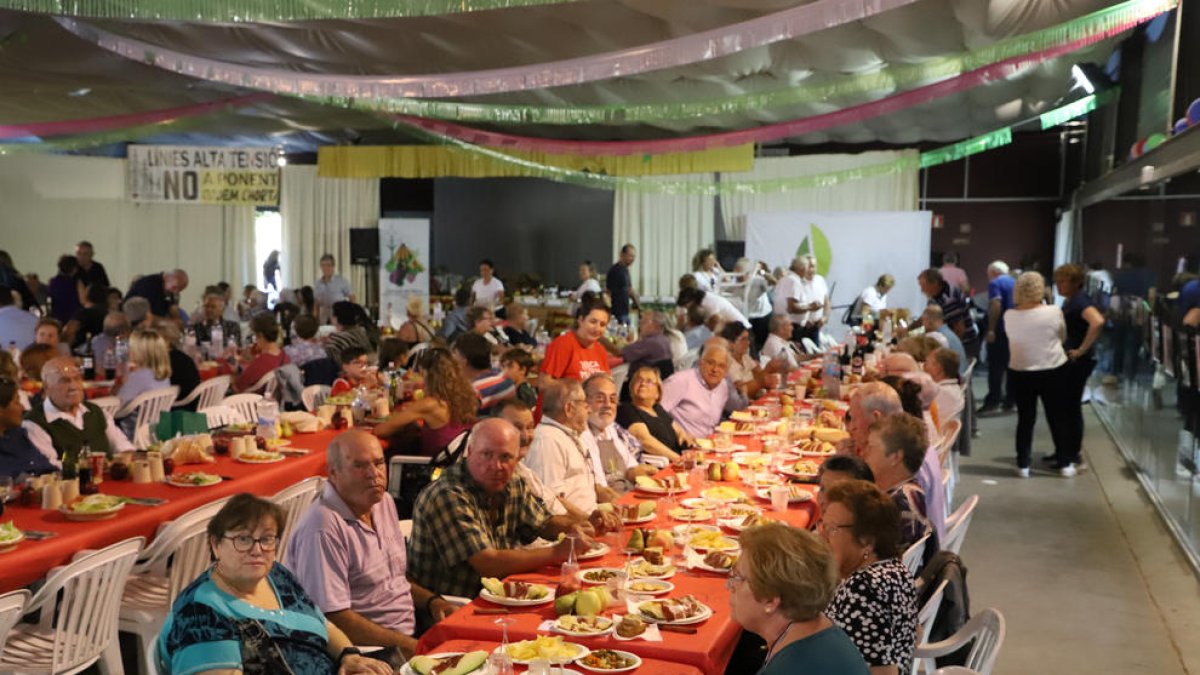 La comida reunió a 300 vecinos en el local social de Rufea.