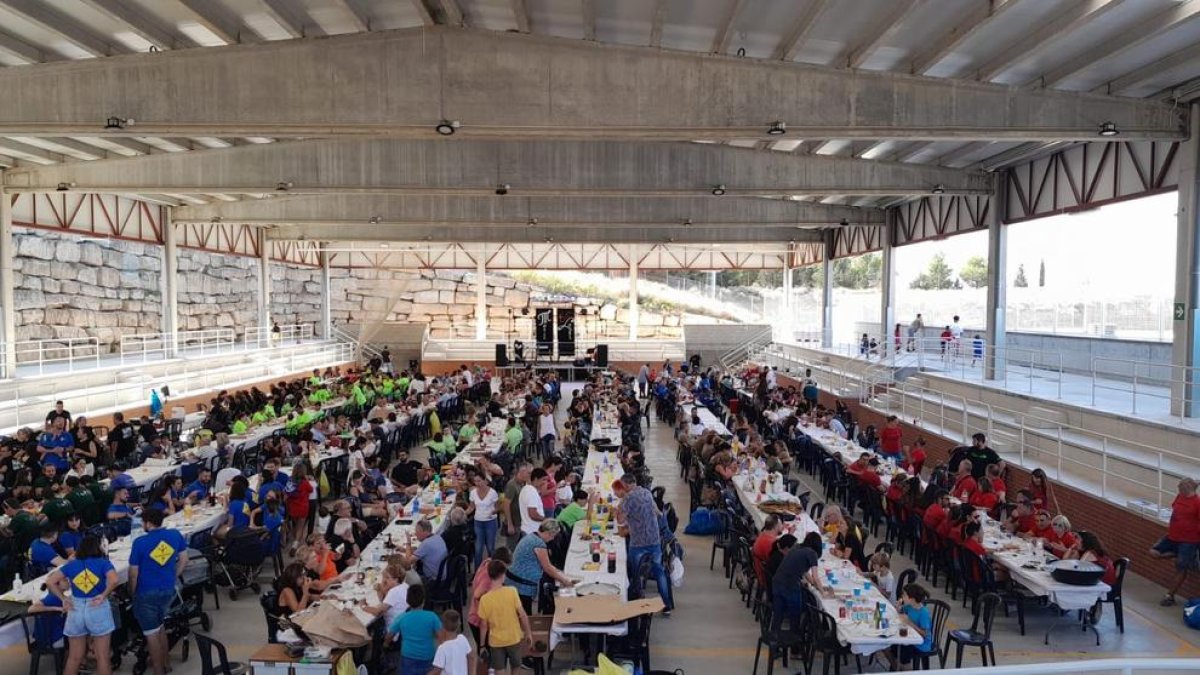 Els participants a la Festa de la Cassola celebrada ahir a la pista 1 d’Octubre d’Alcoletge.