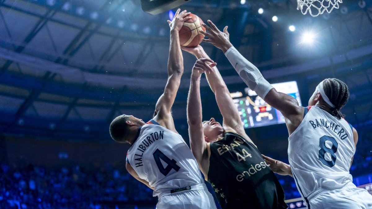 Joel Parra intenta entrar a cistella davant de Banchero i Haliburton.