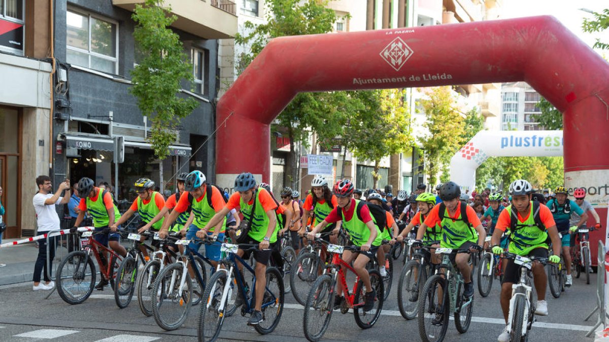 El momento de la salida de la Pedalada popular desde Prat de la Riba.
