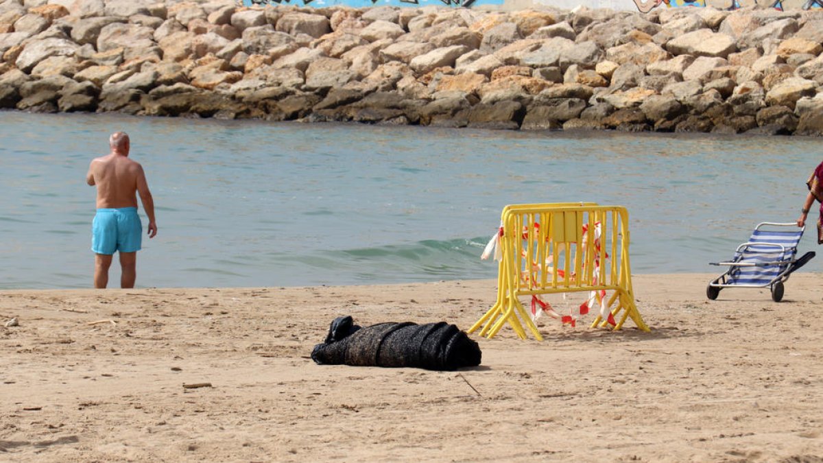 Troben el cos sense vida d'un nen d'entre dos i quatre anys a la platja de Roda de Berà