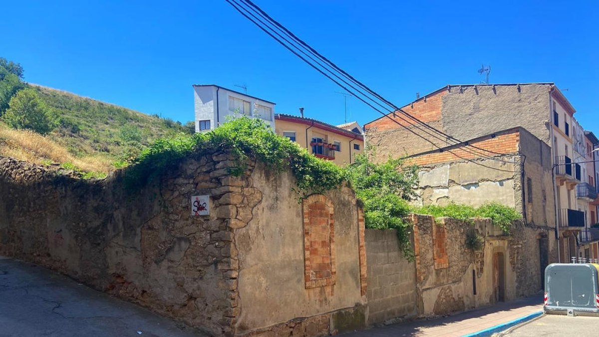 El solar on s’habilitarà el pàrquing amb una desena de places.