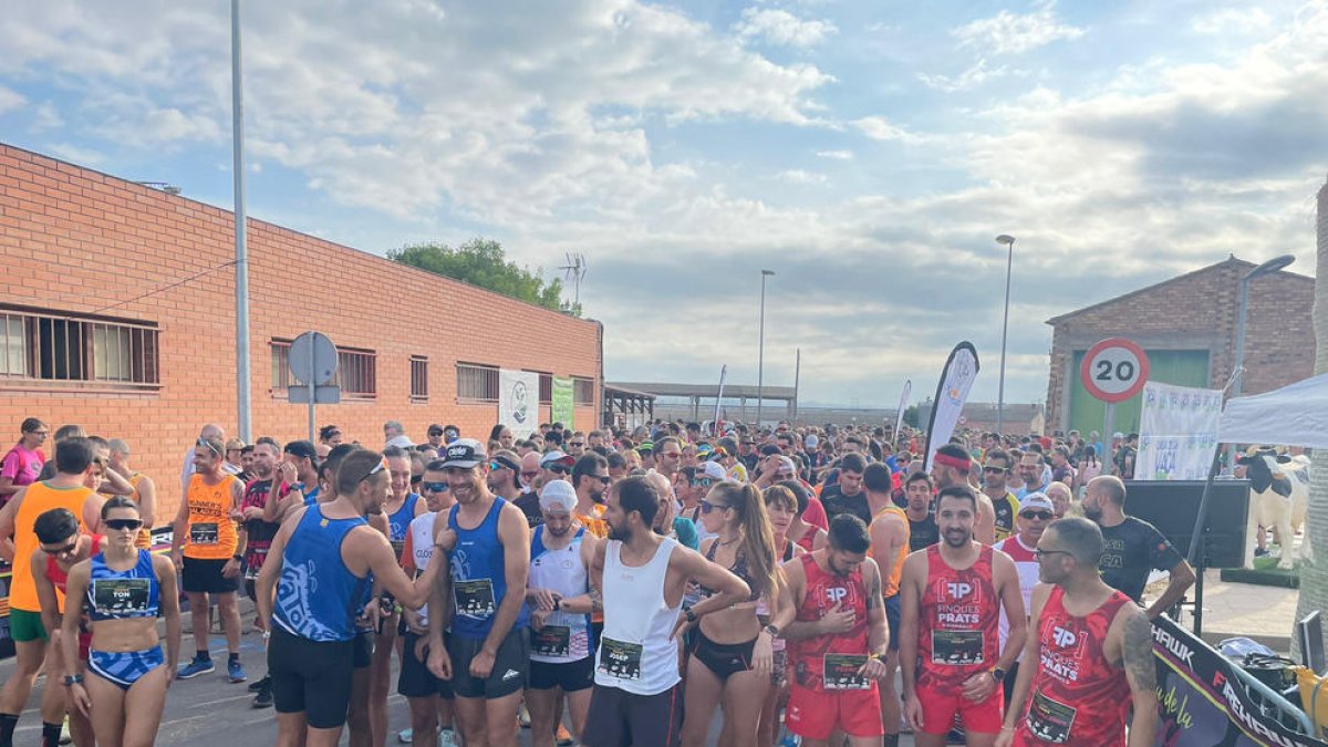 Corredors i corredores abans d’iniciar la novena Cursa de la Vaca, a Vallfogona de Balaguer.