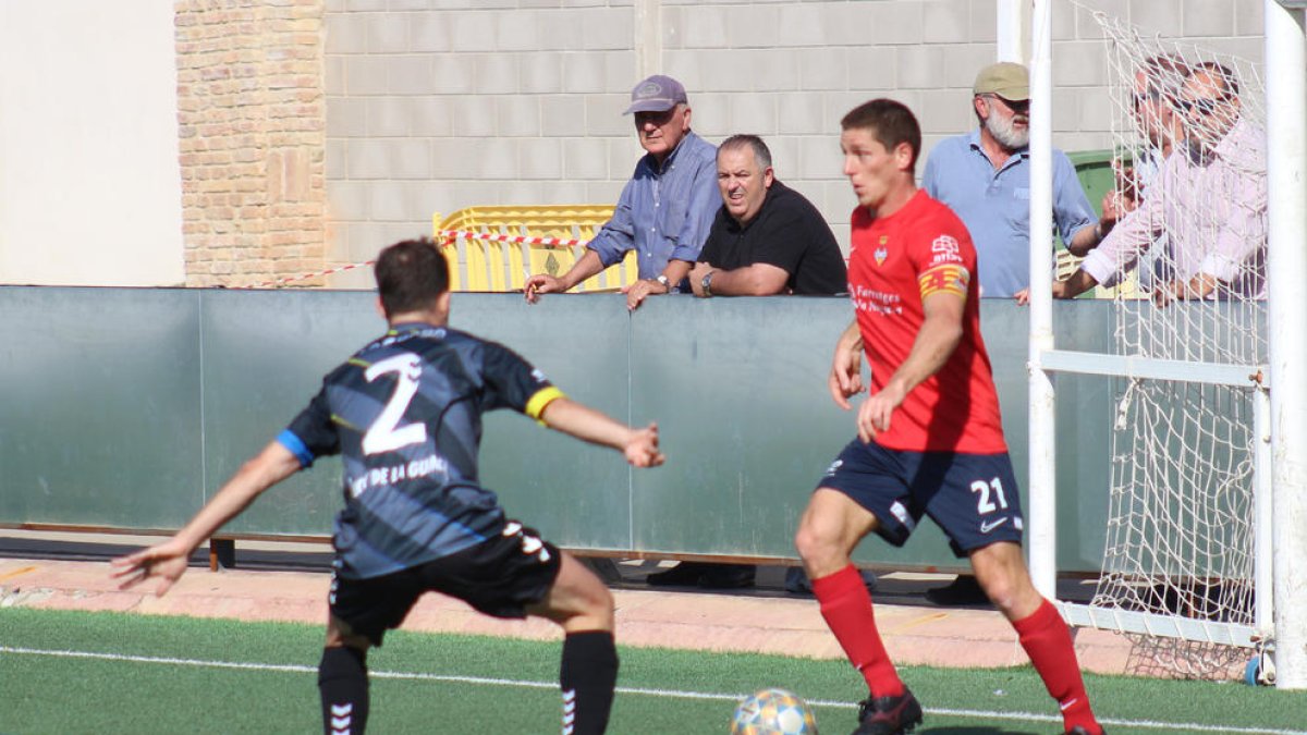 Isaac, el autor del gol del Balaguer, trata de superar un defensor rival.