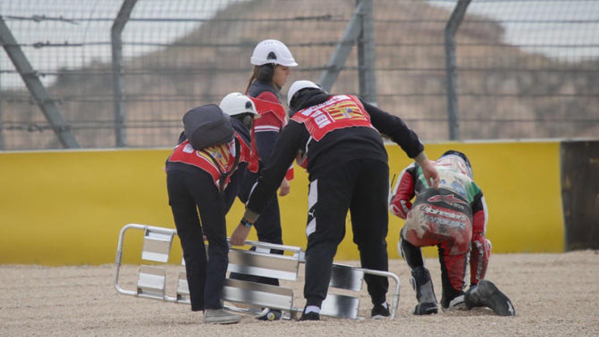 Àlex Márquez, en el suelo, tras sufrir una dura caída en el ‘warm up’.