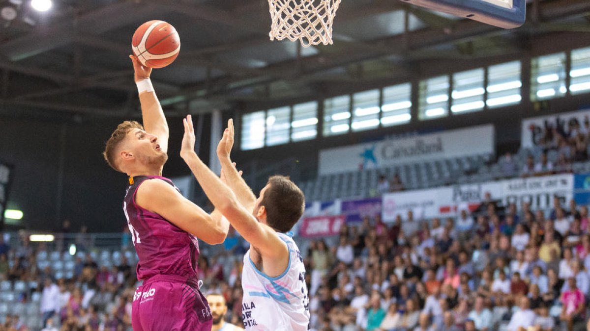 Vasilije Vucetic intenta un ganxo davant l’oposició d’un defensor del Melilla.