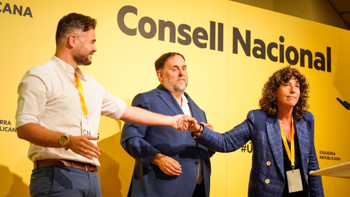 Oriol Junqueras, al costat de Gabriel Rufián i Teresa Jordà.
