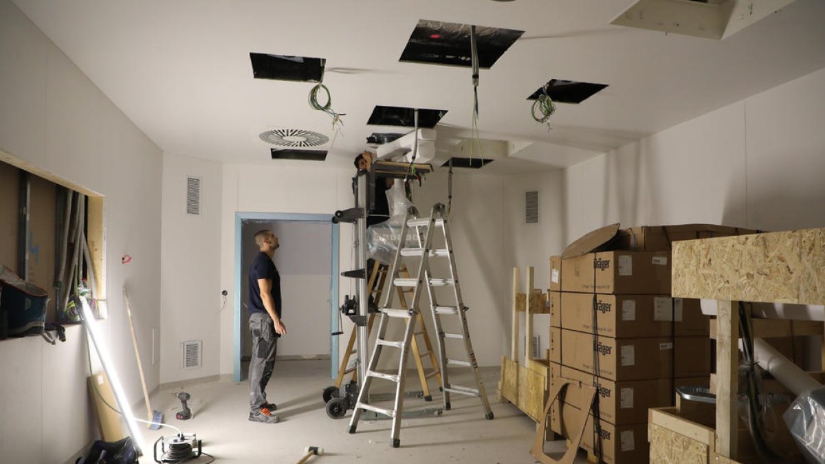 Operarios trabajaban ayer en la habilitación de uno de los nuevos quirófanos.