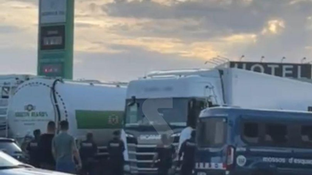 La actuación policial levantó expectación en la zona de aparcamiento de camiones del polígono de Torrefarrera.