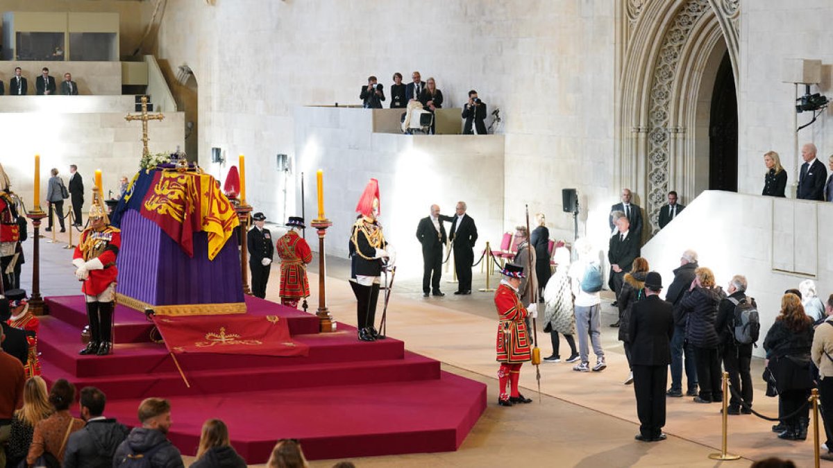 El presidente de Estados Unidos, Joe Biden, y su esposa (derecha) visitando la capilla ardiente con los restos de Isabell II, ayer en Londres.